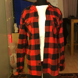 Overshirt, skjorta från dickies - En overshirt (flanellskjorta) från dickes. Perfekt och skitsnygg över en hoodie. Det är en helt vanlig röd flanellskjorta från märket dickies, endast testad, inte använd. Så den är i nyskick. ❣️ nypris runt 600:-