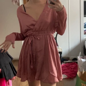 Satinklänning från Nelly - Säljer denna jättefina oanvända klänning från Nelly. Storlek 36.