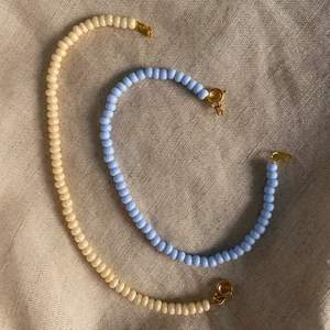 Fina pärlarmband i beige och blå! 😍 30kr för båda. Jag har även samma armband med silverknäppe om det skulle önskas istället.