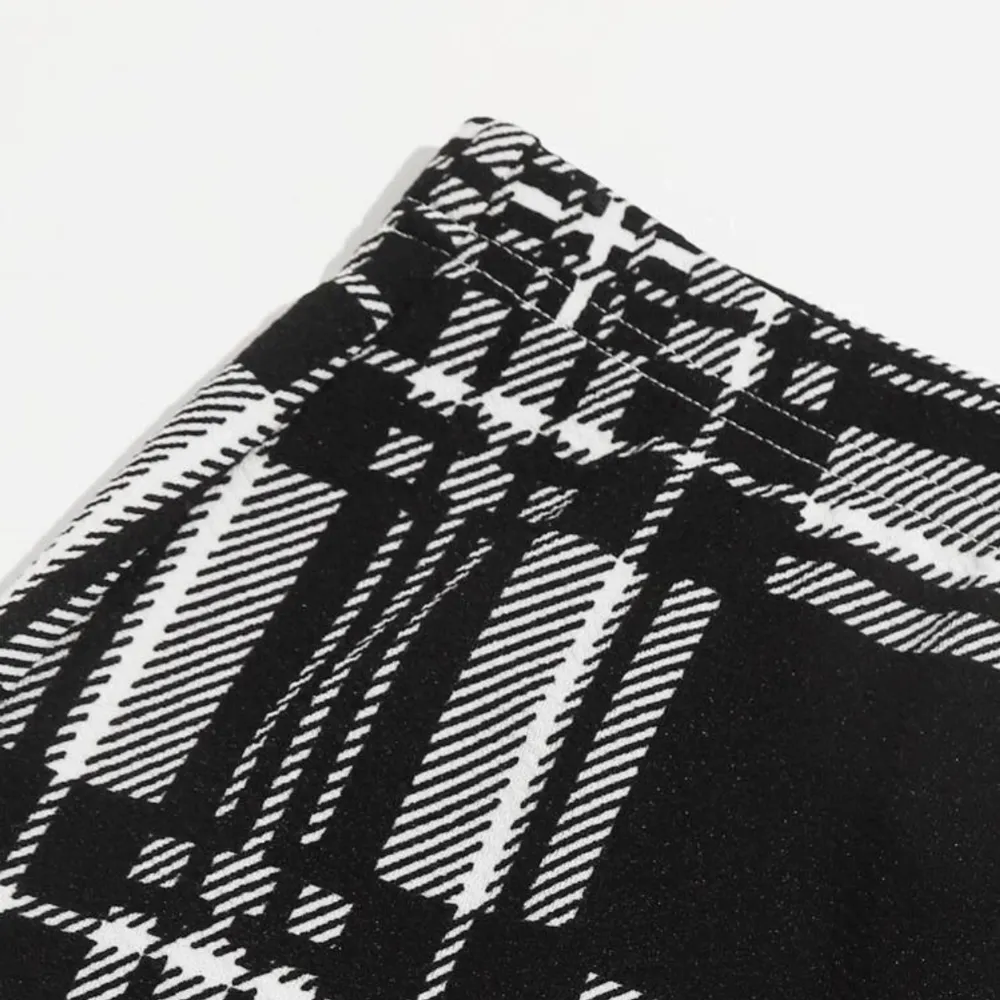 En kjol som är vit och svart skulle säga att tyget är ganska tunt men inte så tubt så man kan se igenom📦🧺 tar helst kontanter 💵 . Kjolar.