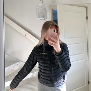Peak performance jacka - Säljer min superfina peak performance jacka (frost) i storlek 160. Passar mig som vanligtvis är en XS eller S🤍 Hör av er vid intresse eller fler frågor 😊