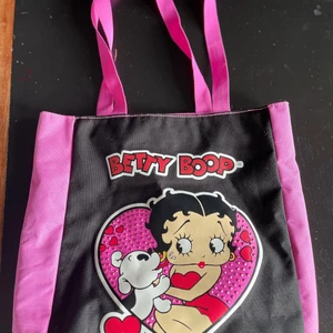 Betty Boop toto bag - En fin retro toto bag med Betty Boop. Använt några gånger.