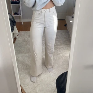 Vita/beiga jeans från Ginatricot - Använda ett par gånger. Jättefina, jag är 170cm