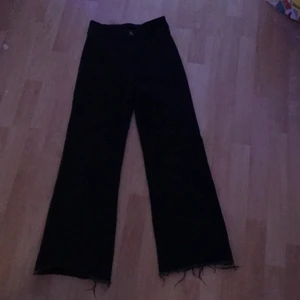Svarta baggy/raka jeans - Säljer mina sjukt snygga baggy jeans som jag verkligen älskar skulle vilja behålla dom men dom har blivit för korta för mig💕Dom passar att ha på sig med precis vad som helst!Skulle säga att dom passar nån som är runt 159-156 cm!💘