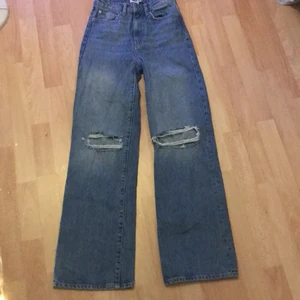 Blå slitna baggy jeans - Säljer dom här snygga baggy jeansen som har hål på knäna💕Dom har 2 pytte små hål där bak längst ner men man tänker inte på det!Dom är för långa/stora för mig som är 159-161 cm lång!💘Dom är köpta på Lager 157!💕