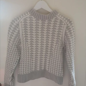 Stickad tröja - Superfin stickad tröja från Weekday. Så skön. Sitter tajt. 