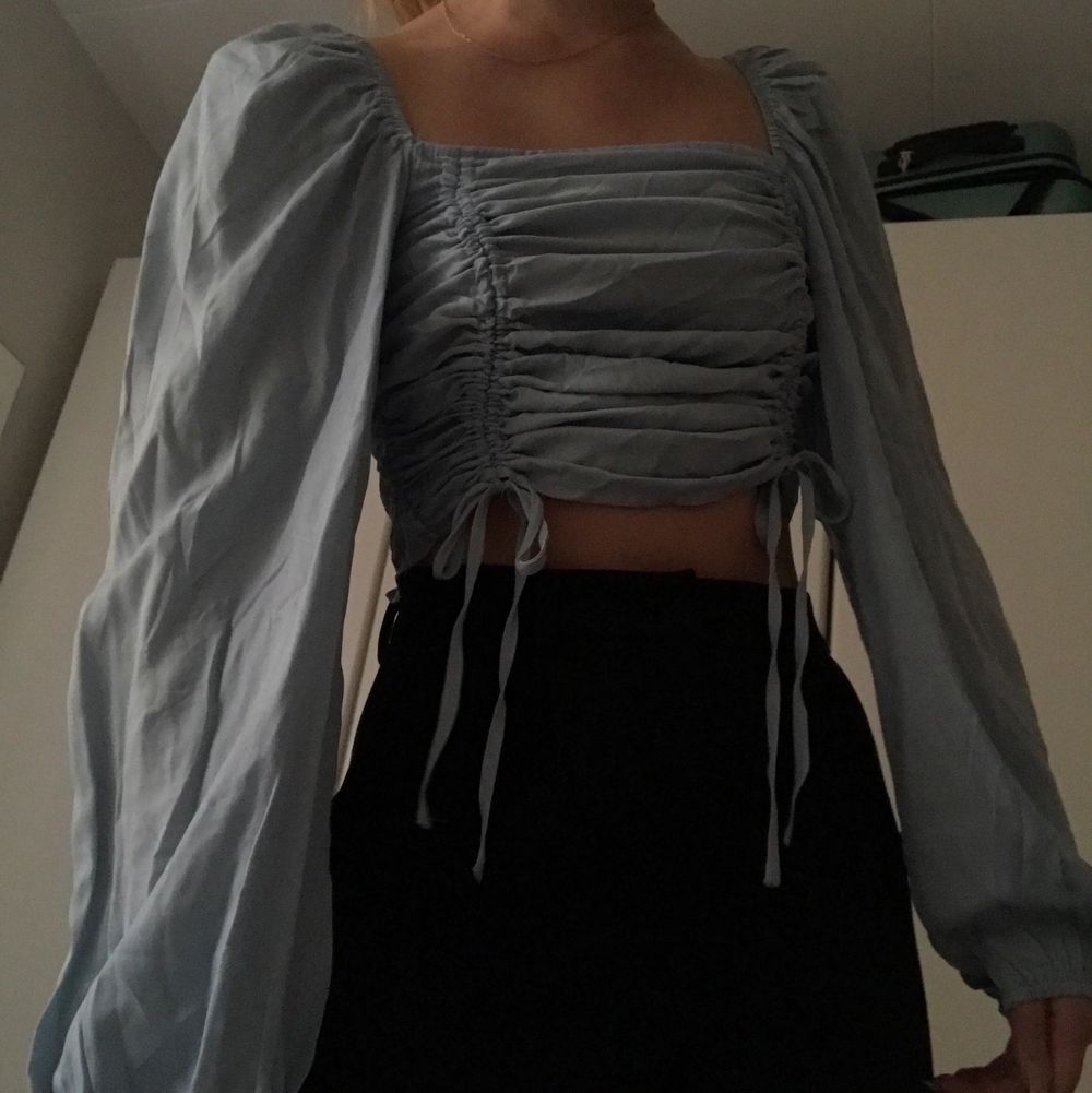 Blå topp köpt från Urban Bliss i storlek xs. Knytningar så man själv kan välja hur lång den ska vara! Croppad passform. Helt ny som man kan se på sista bilden med prislapp kvar🥰. Toppar.