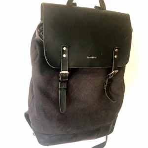  Ryggsäck - sandqvist  - Säljer min Sandqvistväska. Den är välanvänd, men ser soft ut. Påminner om modellen ”Hege” men har axelremmar i skin. 