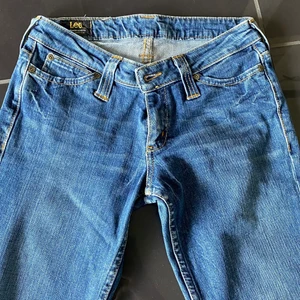 Lee byxor  - Lee byxor i en bootcut/ straight modell🤩. De är slits och är så fina men tyvärr för långa på mig :( W28L35. Köpta secondhand:)