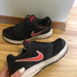 Nike skor -  Säljer ett par sneakers från Nike i storlek 40. I bra skick. Köparen står för frakten. Skriv vid intresse😊