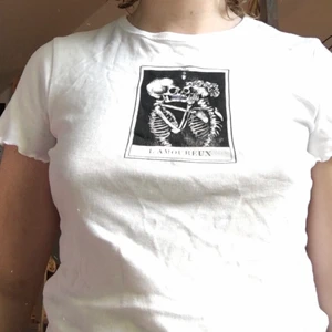 Cool skelett baby tee💕 - Köpt på junkyard! I nyskick. Den är XS men passar nog en lite mindre m och neråt