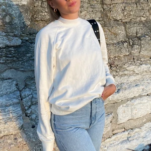 Collagetröja peak  - Säljer denna snygga collegetröja från peak performance med litet tryck vid bröstet (se bild 3), hermodell stl S så det blir oversize på mig med dammodell S, motsvarar alltså en dam M. Använd fåtal gånger, som ny! 🤍 perfekt till hösten 🍂 