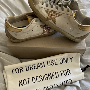 Golden Goose skor - Säljer nu mina sjukt snygga äkta golden goose skor. De är endast använda några gånger så skicket är väldigt fint. De är i storlek 37 men passar mig som har 38 i vissa skor också💞Skolåda, dustbag, golden goose passport samt kvitto finns och orginalpriset för dessa var 3700kr, mitt pris är 2400kr (kan gå ner i pris vid snabb affär)😍⚡️🤩💗