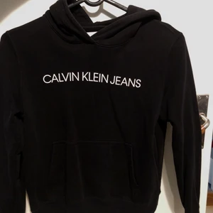 Calvin klein hoodie - Äkta calvin hoodie i stl S, mjuk och fin i materialet! Köparen står för ev frakt och betalning sker via swish.😊