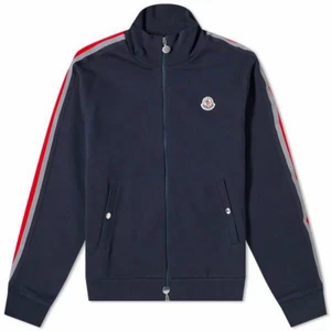 Moncler cardigan (zip) - Säljer min moncler cardigan som är i fint skick, det är storlek m men moncler är små i storlekarna så passar s. Kvitto och qr kod finns. Skriv vid frågor eller om jag ska skicka bild på qr kod t.ex.