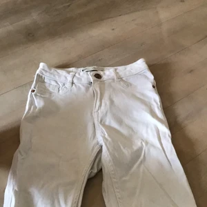 Ginatricot - Vita jeans från Ginatricot som är i petite high waist. Snygga men dem är för korta för mig som är ca. 174-175. Skulle passa dem som är kring 160-165. Knapparna är lite missfärgade eftersom jeansen har använts när jag var lite mindre. Men annars är dem i superbra skick.