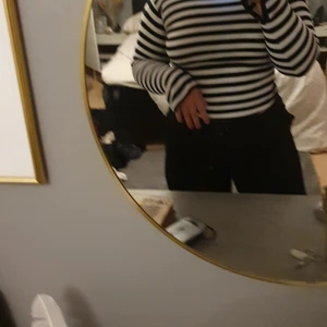 Trendig tröja  - Randig tröja med slits vid handlederna, väldigt bra skick och nästintill oanvänd. Sjukt stretchig så den passar många storlekar💕