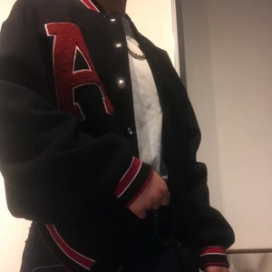 Jacka - Säljer nu min collagejacka som inte är använd så mycket! Som ny! Säljer för att den inte kommer till användning! Köp direkt för 500kr! Stor i storleken, står xs/s men passar M också!  Vid flera intresserade blir det högst budande!✨💥