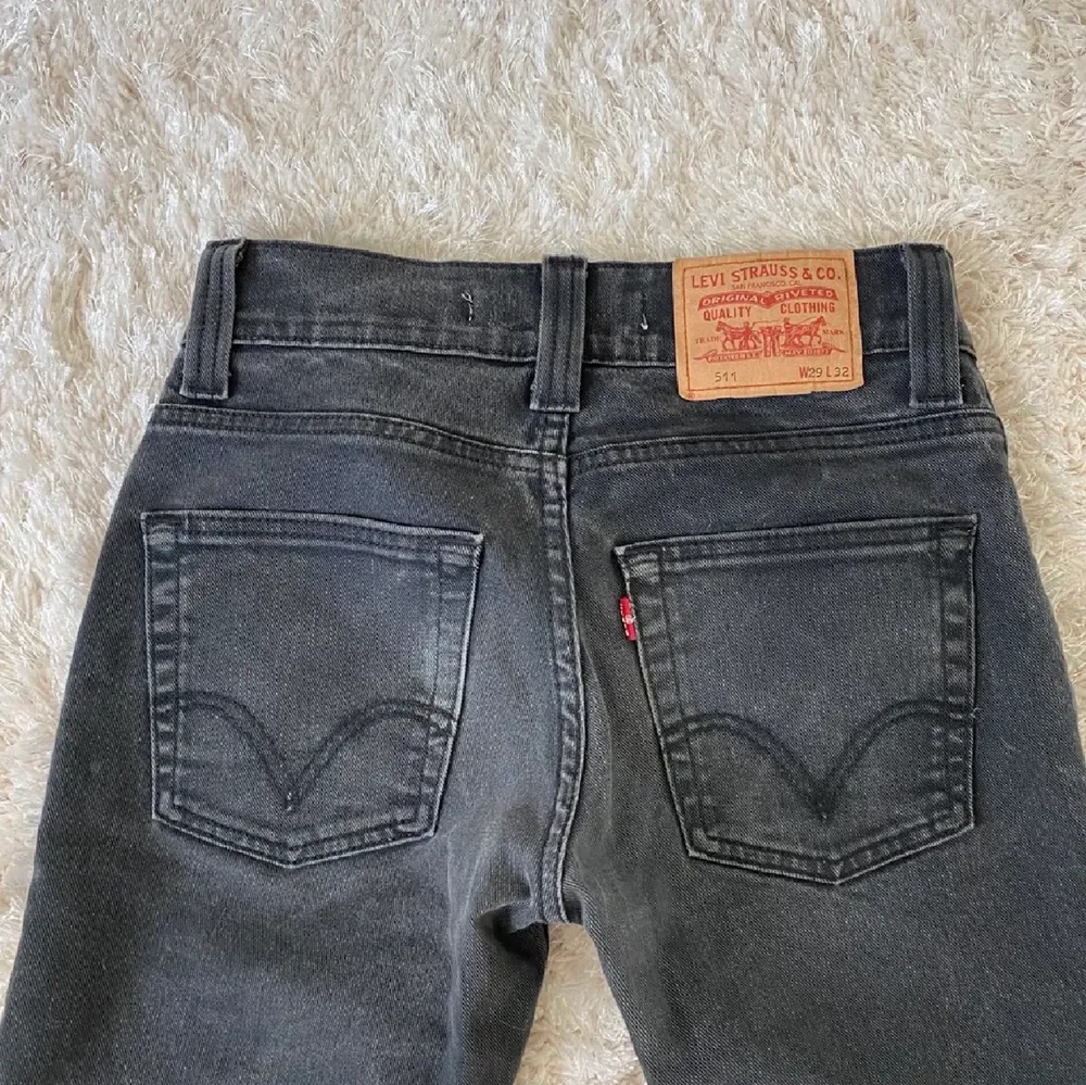 Såsåså fina levis jeans i modellen 511, bilderna är tagna från tjejen jag köpte dom av här på Plick (hon är 174) jag är 168 och dom sitter fint lite längre där nere. Har normalt S i jeans. Jeans & Byxor.