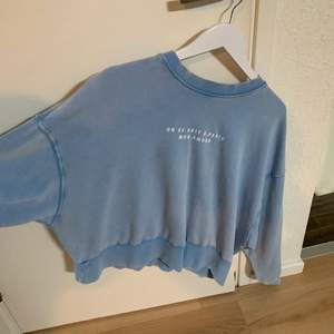 Sweatshirt från Bershka. Lite oversized i storlek S