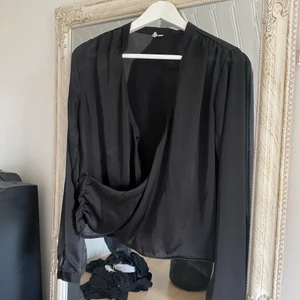 Blus - Svart blus från Nelly storlek 36. Men passar lätt 38 också. Fint skick.