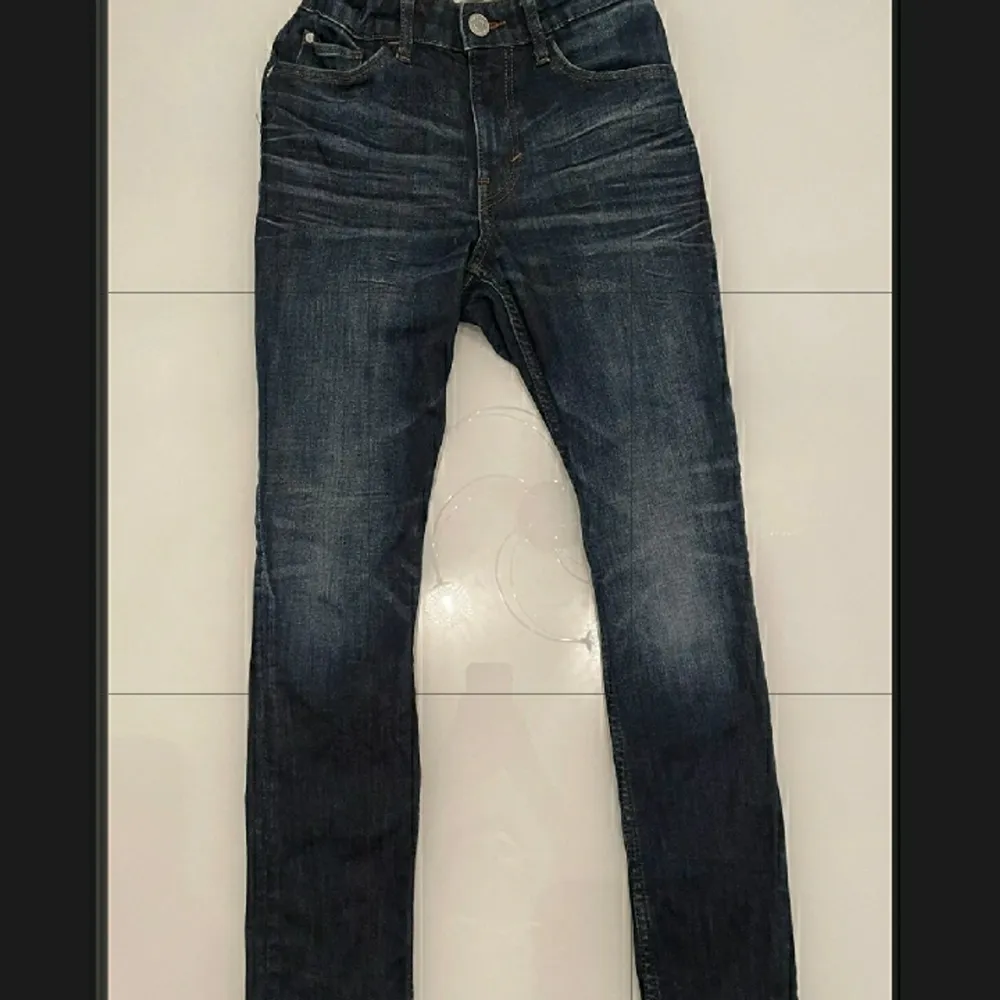 Ett par blåa jeans i storlek 152. Jeansen är i väldigt bra skick och den passar både tjejer och killar. Den kan skickas eller mötas upp i Linköping. . Jeans & Byxor.