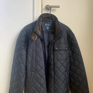 Ralph Lauren quilted jacket  - Ny Ralph Lauren quilted jacket säljes i Large nypriset var 3995kr. Bud kan accepteras 