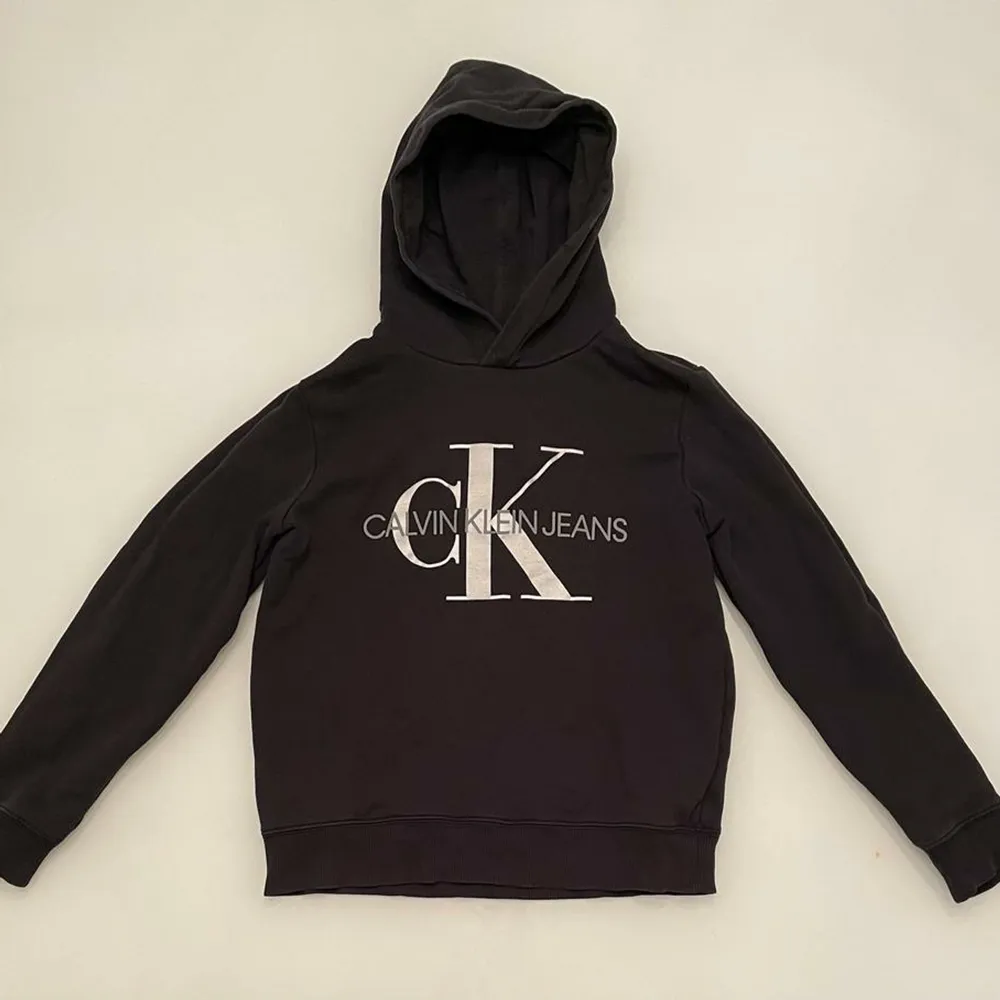 En svart Calvin Klein hoodie i gott skick. Den är köpt för mindre än ett år sedan och jag säljer den för att den inte passar mig längre. Den funkar för både tjejer och killar. Kan skickas eller mötas upp i Linköping. . Hoodies.