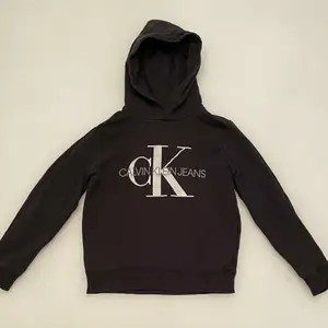 En svart Calvin Klein hoodie i gott skick. Den är köpt för mindre än ett år sedan och jag säljer den för att den inte passar mig längre. Den funkar för både tjejer och killar. Kan skickas eller mötas upp i Linköping. 