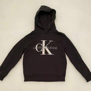 Calvin Kein Hoodie  - En svart Calvin Klein hoodie i gott skick. Den är köpt för mindre än ett år sedan och jag säljer den för att den inte passar mig längre. Den funkar för både tjejer och killar. Kan skickas eller mötas upp i Linköping. 