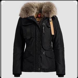 PARAJUMPER DAM XS  - köpt 2018 för 10k, säljer för 6000 men pris kan diskuteras 👍🏼 i fint skick, inget som är sönder, skriv privat om fler bilder önskas (kort modell)