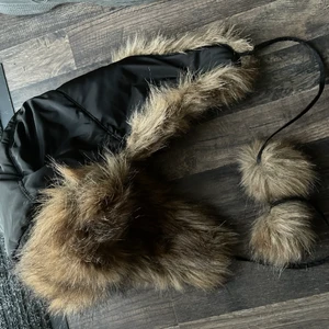 Mössa - Super söt mössa med fake päls, tror ej denna går att köpa längre eftersom jag inte hittar den någonstans. Har snören med bollar på som gör den extra söt. Kontakta för fler frågor❤️ OBS, pris går att diskutera 