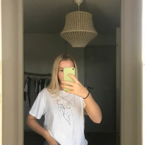 T-shirt från NA-KD  - Säljer denna t-shirt från NA-KD💓 då den inte kommer till användning, använd ett fåtal gånger. Köparen står för frakt 