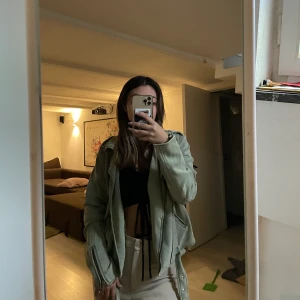 Mocka jacka  - Detta är en riktigt bekväm jacka som inte är så hård i materialet vilket gör den så bekväm att ha på sig! Så otroligt fin och passar perfekt till allt, pris går alltid att diskutera 