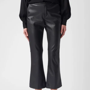 Twist&Tango, Byxa, S  - Hej! Säljer ett par nästan helt nya skinnbyxor från Twist&Tango🔥. Endast använda 1 gång, säljer för att de är för små för mig. Nypris 799 säljer för 500 kr. Byxorna är true to size och verkligen superbekvämliga! Köparen står för frakten om inte ett möte i Göteborg kan ske, skriv om ni har några frågor eller vill ha mer bilder! 💖💖 (Storlek 36) spårbar frakt kan alltid läggas till såklart! 😊