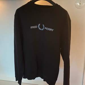 Säljer nu min FRED PERRY sweatshirt storlek m. Orginal pris 1200. Gott skick inga skador eller märken.