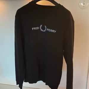 Fred perry sweatshirt - Säljer nu min FRED PERRY sweatshirt storlek m. Orginal pris 1200. Gott skick inga skador eller märken.