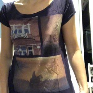 Skön tshirt - En väldigt skön och enkel tshirt med western-motiv. Har älskats i många år men är fortfarande i bra form. Grundfärgen är mörkblå. Katt finns i hemmet!