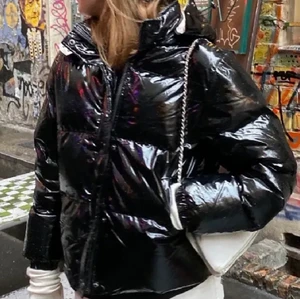 Lackjacka - Jag säljer en fin lack jacka som är i super bra skick och har bara använts ett fåtal gånger❤️den är köpt för 800 och säljer för 500❤️jackan kommer såklart tvättas innan leverans🥰