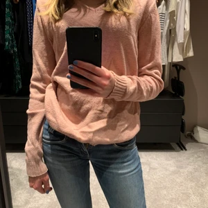 Rosa tjock tröja💕 - Rosa tjock tröja v neck från Vera Moda i bra kvalitet💕säljes för 200kr köp direkt för 300kr+frakt💕