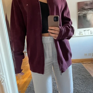 Kofta/ munktröja  - Säljer denna super snygga kofta/ munktröja som är från Tommy hilfiger. Den har en super fin röd tokig färg och är väldigt stilren. Den är också oversize på mig som är en storlek S egentligen men tycker det är så snyggt när de kommer till koftor och annat. Säljer pga att ja använder den alldeles för lite. Skulle säga att den är i storleken M/L även fast de står att den egentligen är XL för så stor är den inte. Om ni har frågor får ni gärna skriva till mig privat ❤️