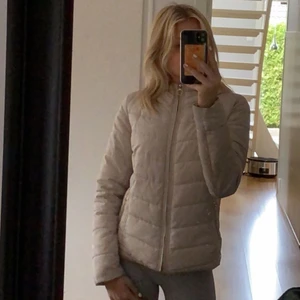 Vinter jacka  - En beige vinter jacka med guldiga detaljer, jätte fin och knappt använd, +frakt ❤️