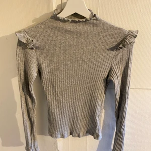 Tröja med detaljer - Aldrig användt. Frakt tillkommer!