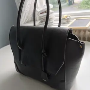 Jättefin svart väska i fake läder. Väldigt bra skick! 