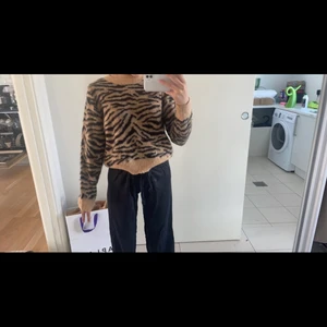 h&m tjocktröja - Stickad tröja från h&m med leopardmönster, passar bra nu till hösten. Aldrig använd. Kom privat vid frågor!!