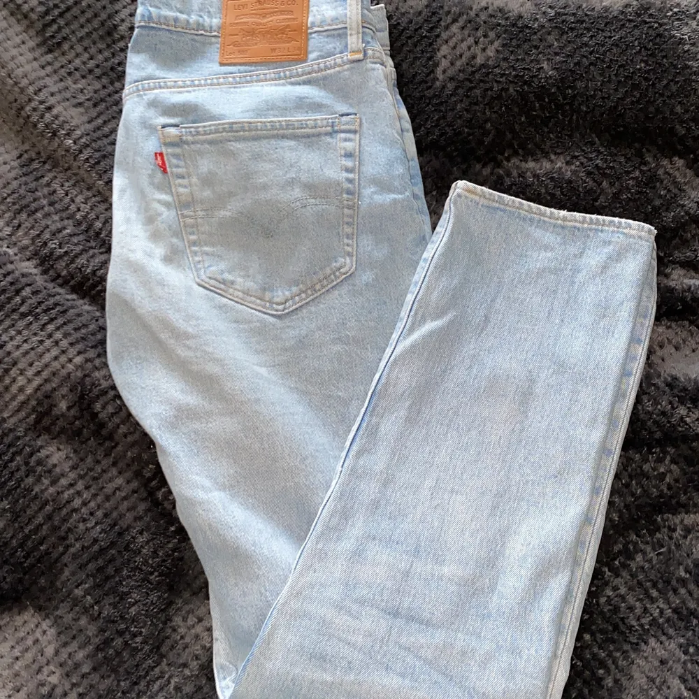 Tjena! Säljer mina ljusa levi’s jeans då dem var lite för små för mig, köpta på NK i Göteborg för 1300kr och har använt dem några få gånger. Dem är som nya och har inga slitage, fläckar eller liknande.. Jeans & Byxor.