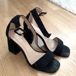 Svarta klackar - Säljer dessa svarta klackar, köpta på Asos💕💕💞💞