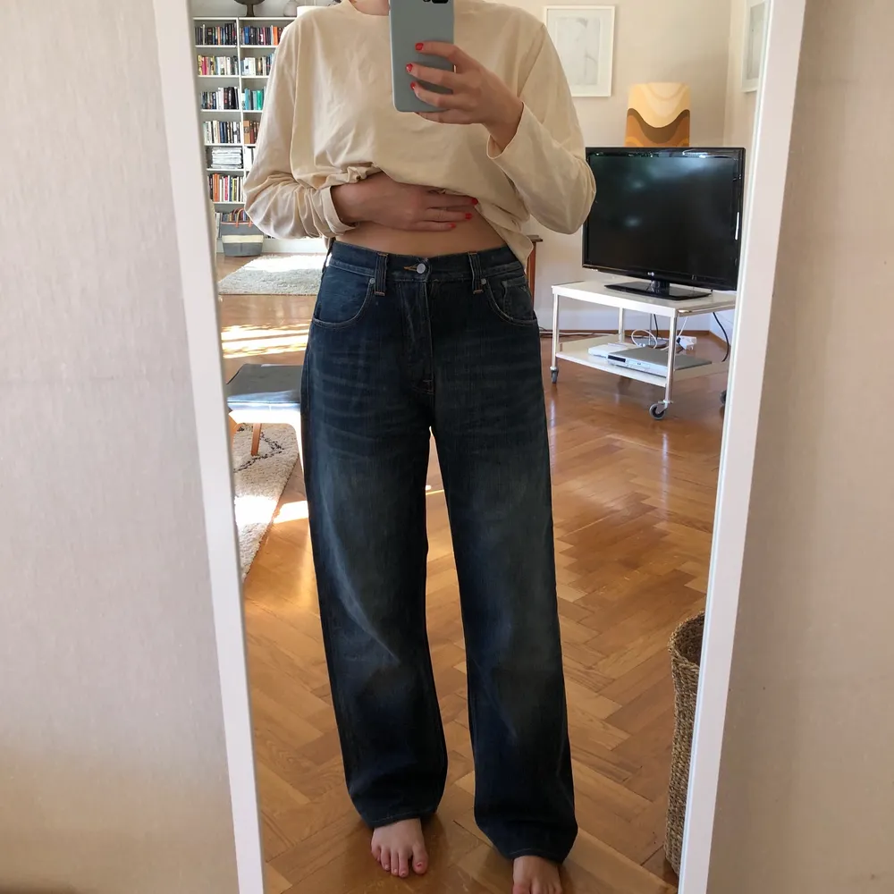 Jättecoola vintage nudie jeans. W34 och L34, men går att spänna därbak så de blir mindre, går nog ner till W30 helt åtspända. Ger snygg oversized och lågmidjad passform för mindre storlekar.. Jeans & Byxor.