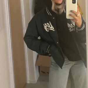 varsity jacka - Jätte fin varsity jacka köpt har på plick och kommer tyvärr inte till användning! Lånade bilder från tidigare ägare och jackan är använd men i helt felfri!! Sitter lite oversized på mig som har storlek S och är 164cm lång❤️Skit snygg färg och köpte den för 700kr! Köp direkt för 650kr eller buda från 299. Fråga för flera bilder 💗 Köparen står för frakt!! 📦 