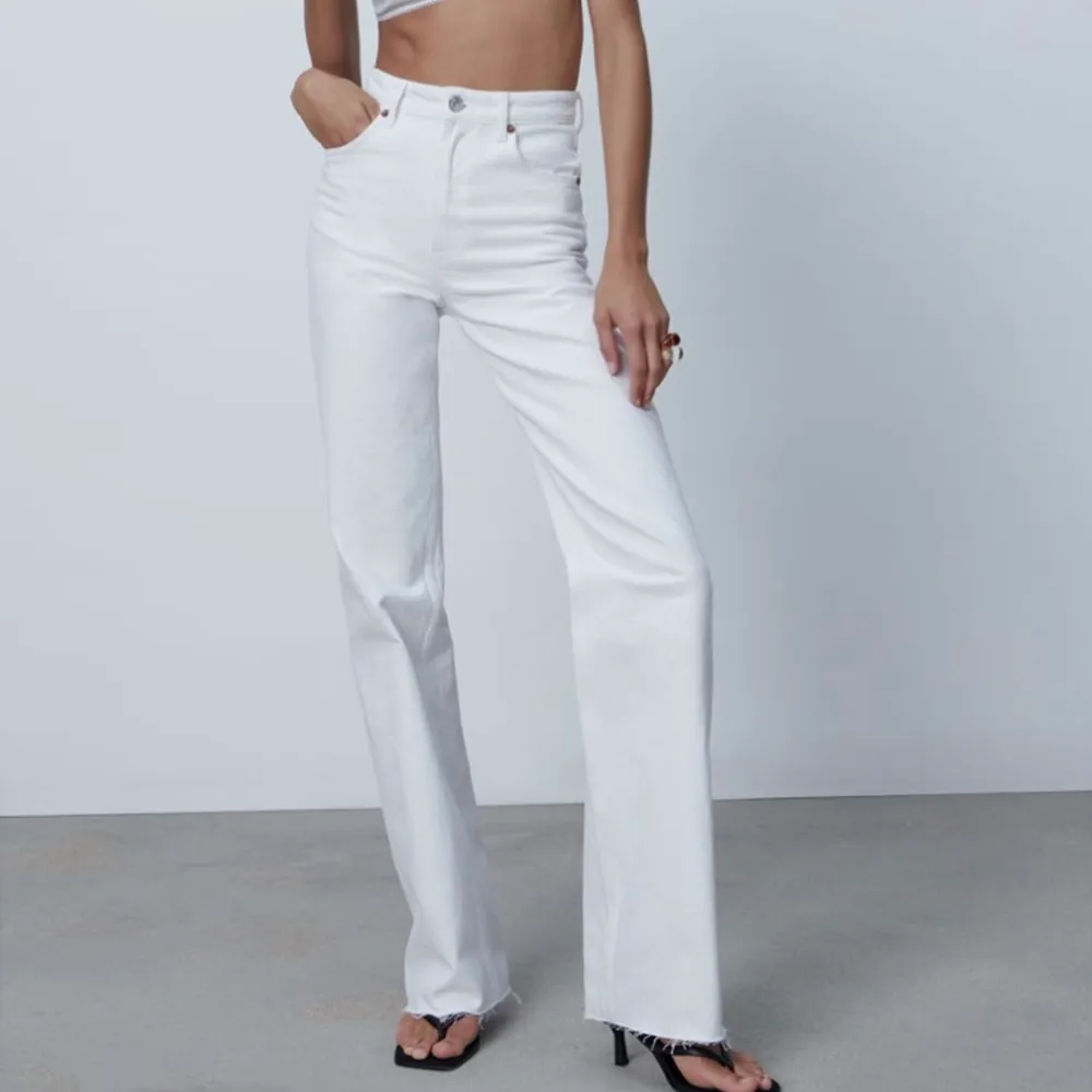 Säljer dessa vita full length, helt nya jeans från Zara i storlek 36 då dom inte kommer till användning💞  Köparen står för frakt (66kr) Priset kan diskuteras vid snabb affär. Jeans & Byxor.